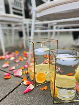 Windlichter zur Trauung mit Schwimmkerzen und Früchten.