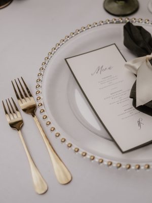 Hochzeitstischdeko in gold und grün.