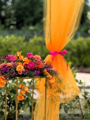 Traubogen und Floristik in pink und orange.